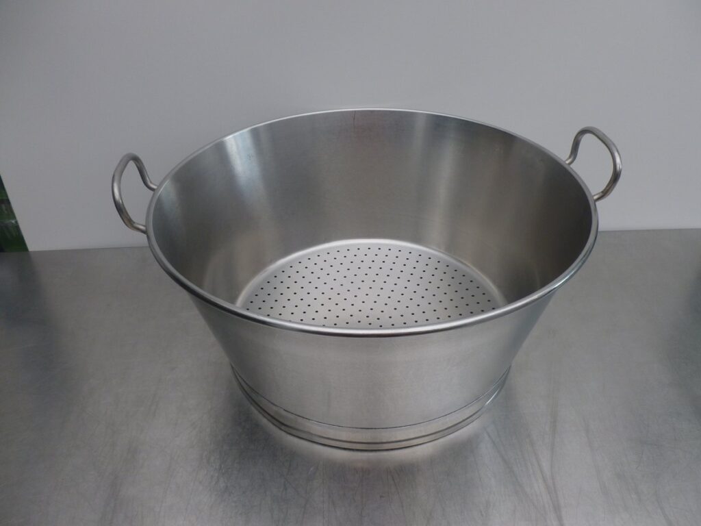 keukenmateriaal - groot vergiet inox - huren rondom Sint-Niklaas